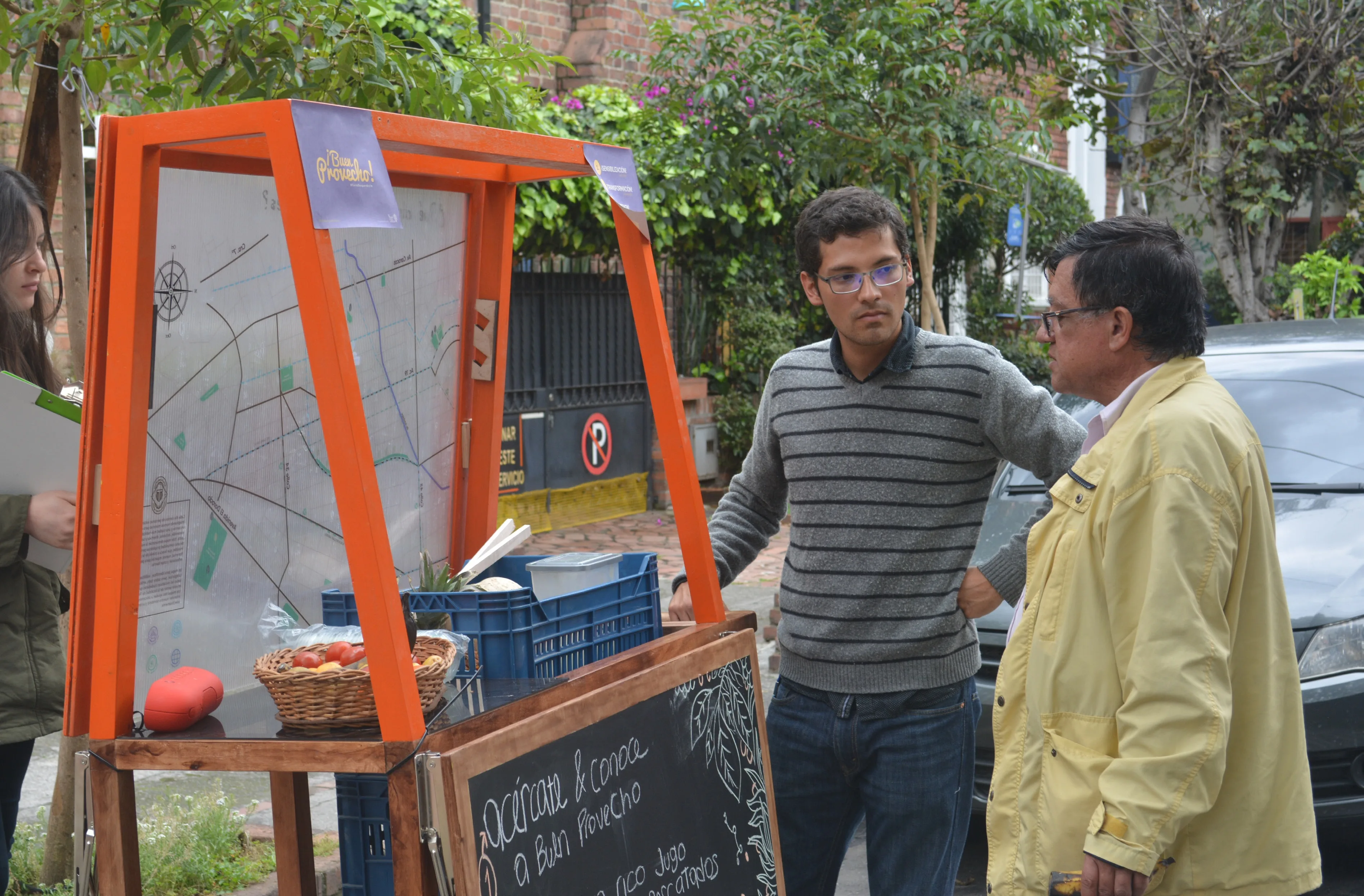 Community members interacting with the ANDANTE cart on the street